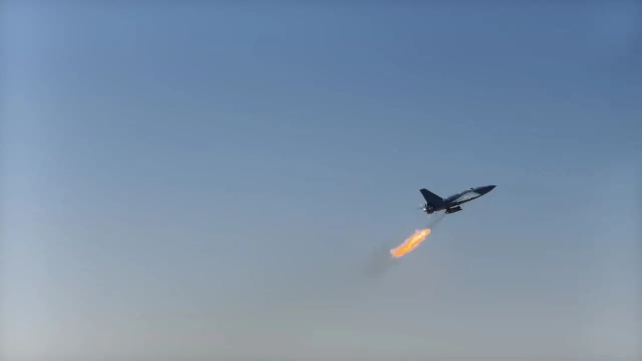 فیلم / پالایشگاه نفت و گاز و مخازن سوخت حیفا آماج حملات پهپادهای نیروی هوایی ارتش 