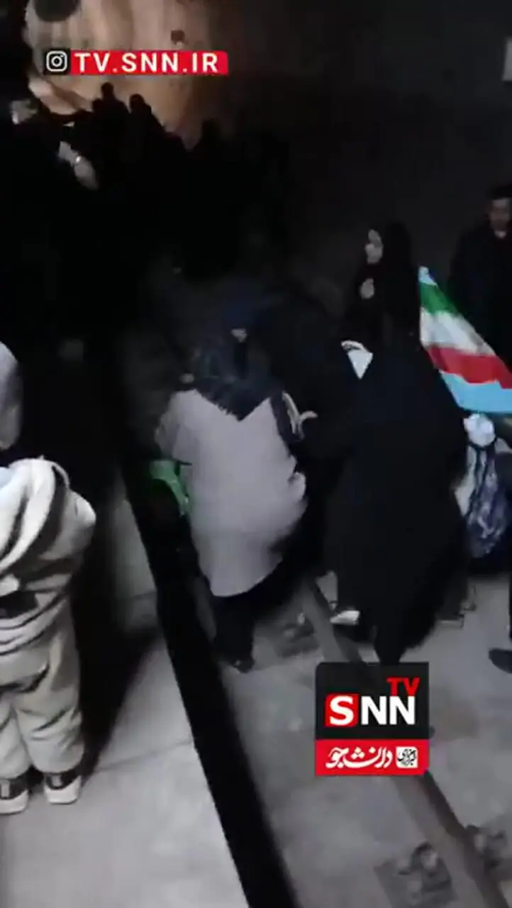 فیلم / کارمند متروی اصفهان خود را پله کرد تا زنان به بالای سکو بروند/چند دقیقه بعد از حمله به محدوده تاریخی مرکز شهر
