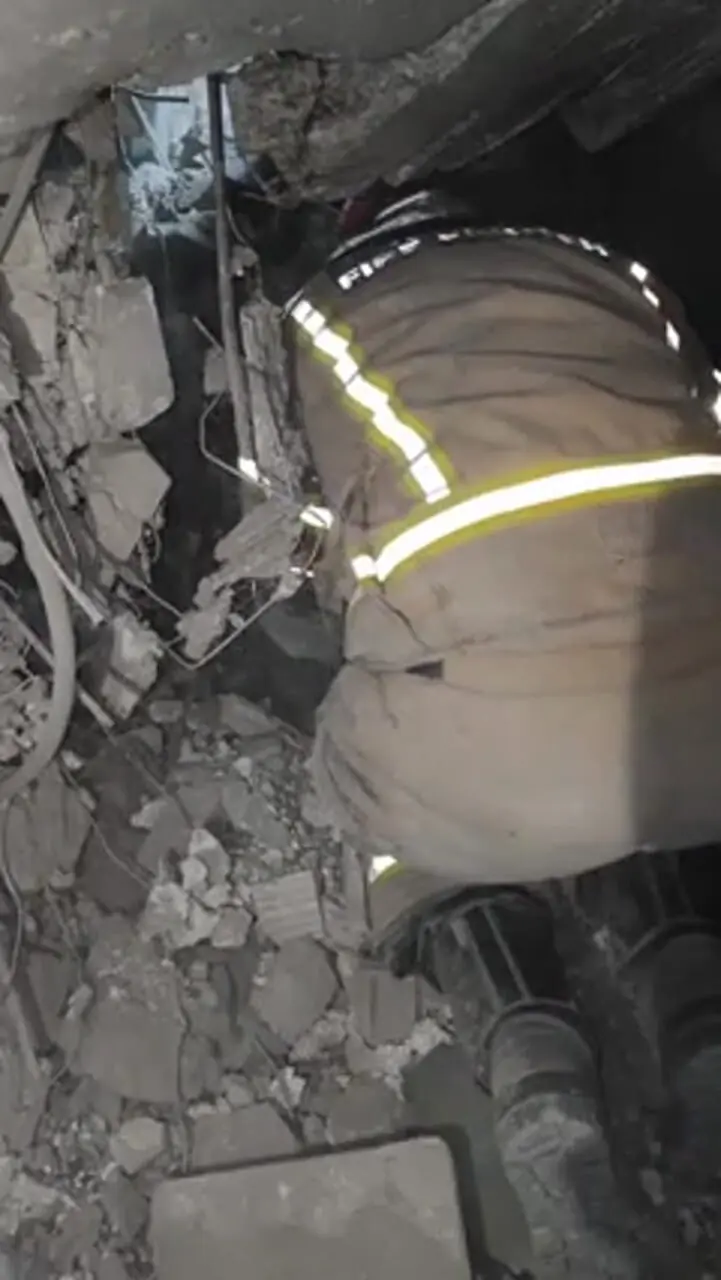 فیلم بسیار دلخراش / بیرون آوردن پیکر بی‌جان کودک یکساله از زیر آوار منزل مسکونی در تهران / بعد اصابت موشک آمریکایی- اسرائیلی