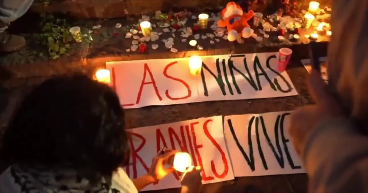 فیلم / دانشجویان مکزیکی به یاد دانش‌آموزان میناب شمع روشن کردند