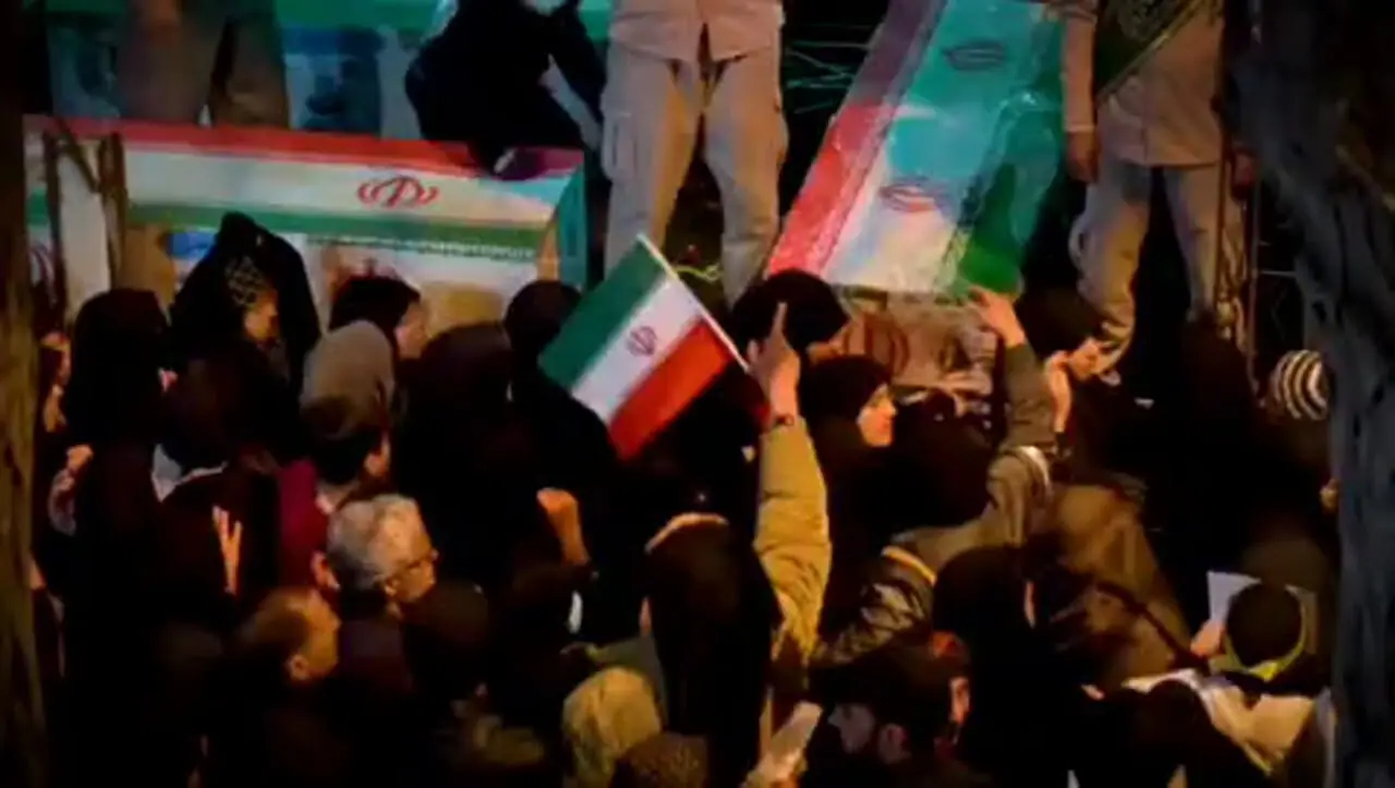  فیلم جگرسوز تشییع پیکر 5 شهید یک خانواده در اراک