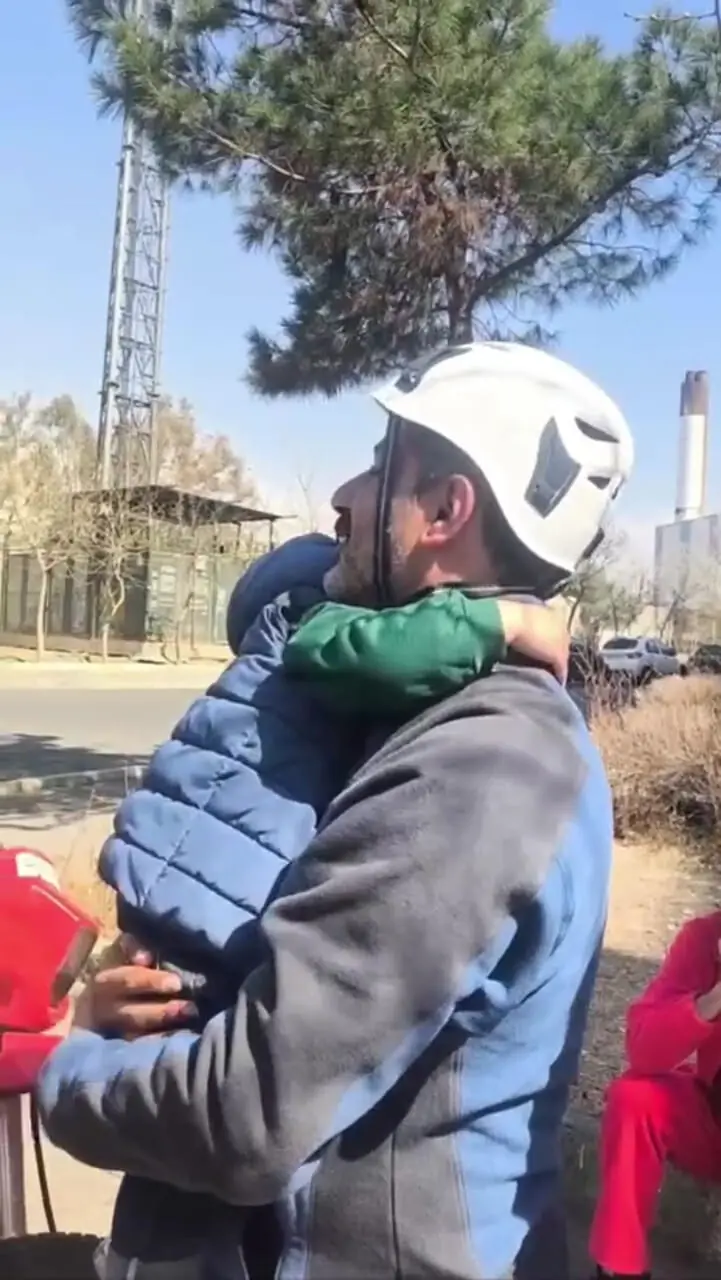 فیلم لحظه احساسی آرام شدن یک کودک در آغوش امدادگر هلال احمر
