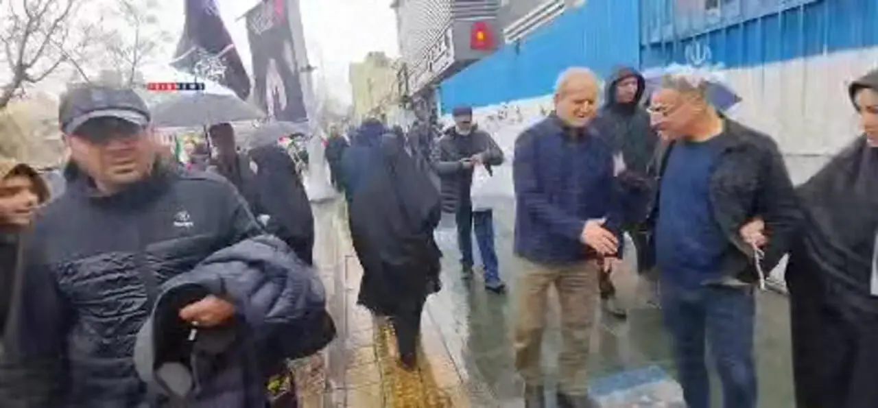 فیلم حضور پزشکیان در راهپیمایی روز قدس و گرفتن عکس یادگاری با مردم