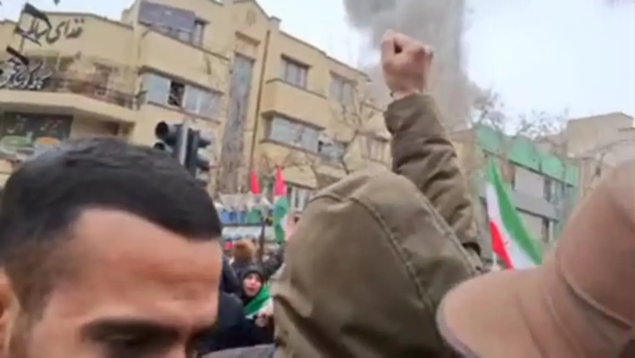 فیلم لحظه اصابت موشک در راهپیمایی روز قدس / یک زن بر اثر برخورد ترکش؛ تقاطع میدان فلسطین و خیابان انقلاب به شهادت رسید