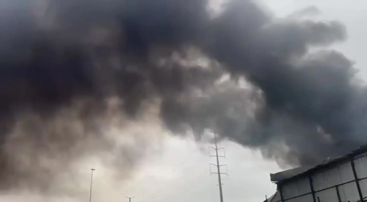 فیلم  آتش‌ سوزی بر اثر اصابت موشک به منطقه حولون در تل‌ آویو 