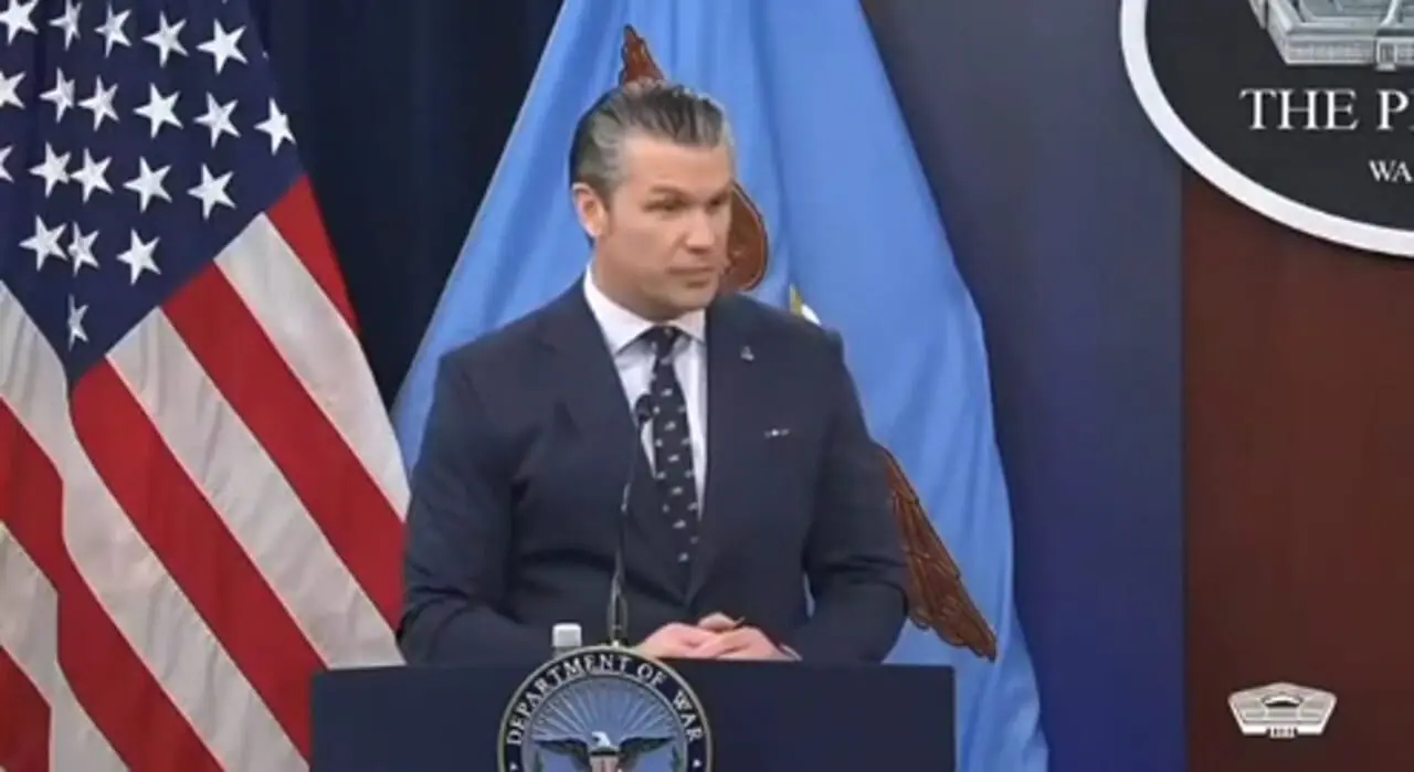 بلاهت وزیر جنگ معرکه‌گیر آمریکا درباره تنگه هرمز + فیلم