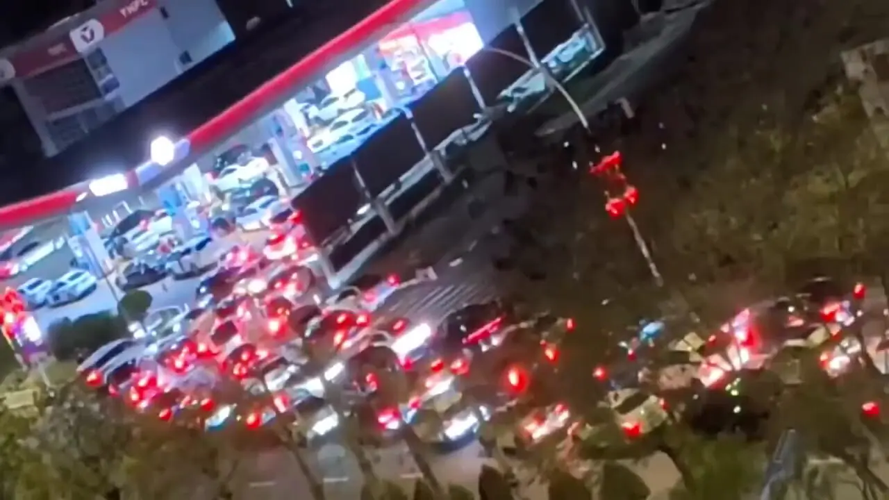 فیلم / صف طولانی بنزین در چین قبل از افزایش قیمت احتمالی