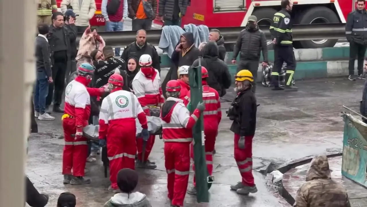 فیلم / تلاش امدادگران هلال احمر و آتش‌نشانی به هموطنان آسیب‌دیده در جنگ