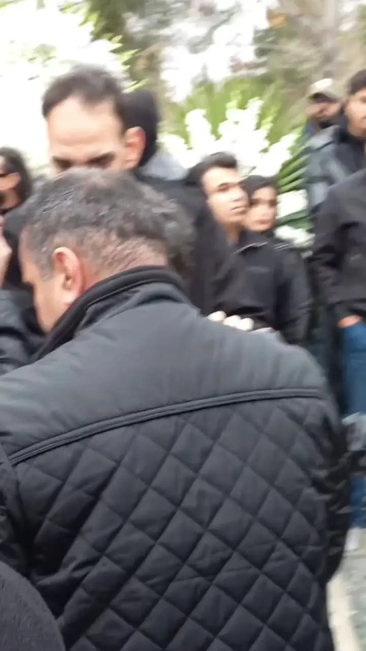 فیلم حضور بازیگران و سلبریتی ها در مراسم ختم حمید هیراد / از ضجه های راغب تا گریه های نعیمه نظام دوست