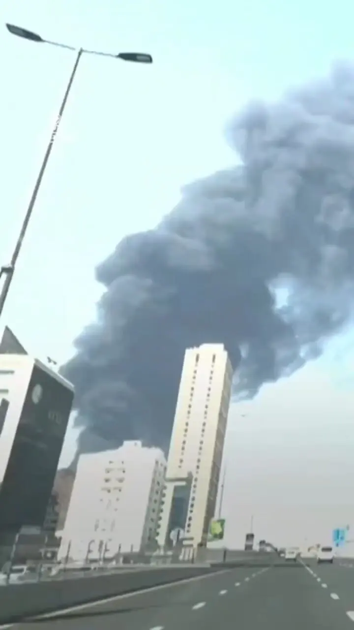 فیلم / برخاستن دود از تأسیسات نفتی فجیره امارات