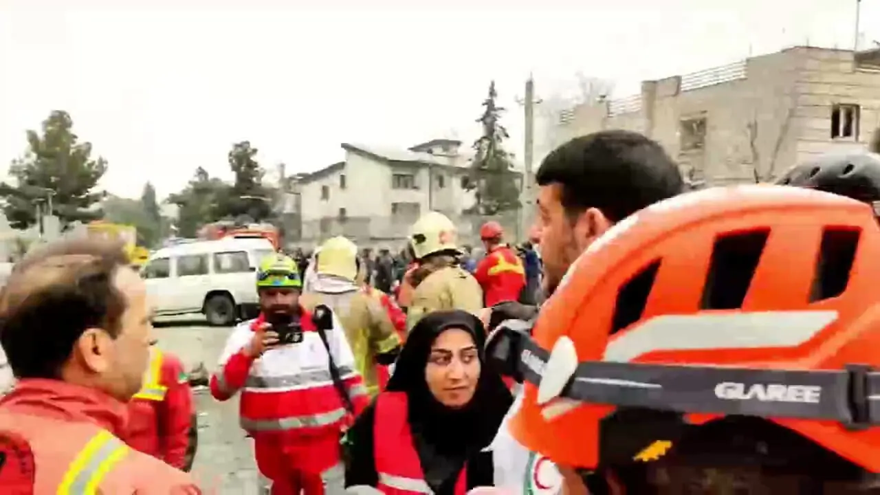 فیلم بازدید رئیس هلال احمر از روند امدادرسانی در مناطق مورد هدف حملات هوایی