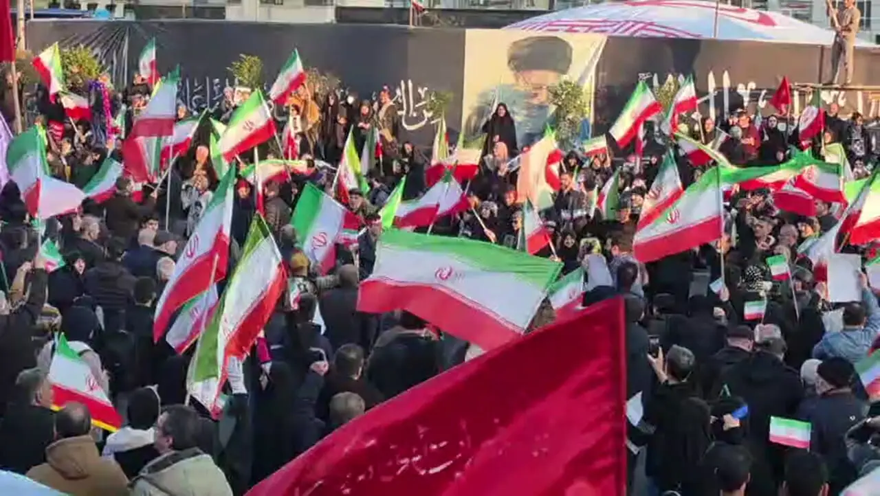 فیلم حضور پرشور مردم در میدان انقلاب تهران / فتنه های دشمن بی اثر است