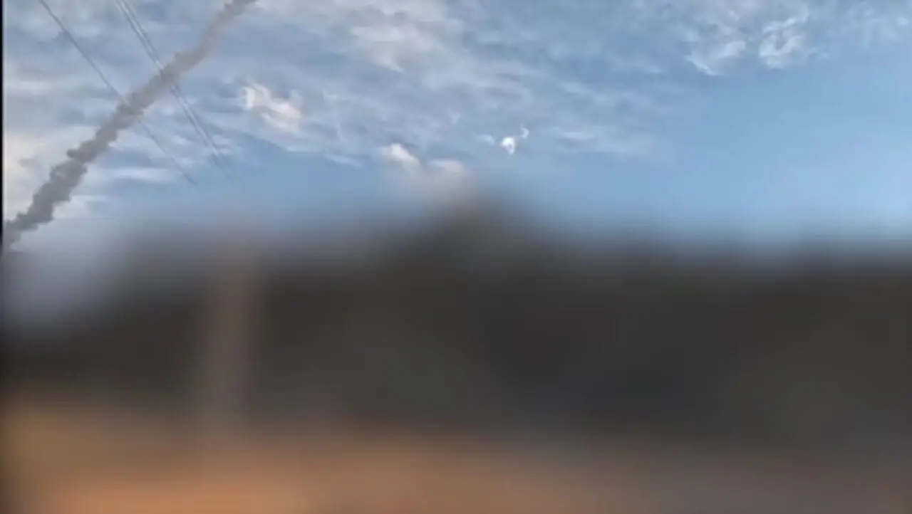 فیلم اجرای موج پنجاه و نهم عملیات وعده صادق ۴ با شلیک موشک حاج قاسم / موشک‌‌ حاج قاسم برای اولین بار است که در عملیات وعده صادق ۴ شلیک می شود