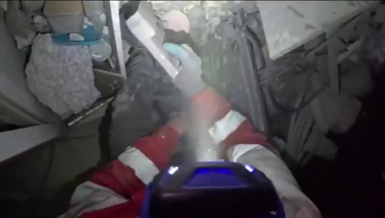 فیلم سوزناک از مادری که زیر آوار هم به فکر فرزندانش است