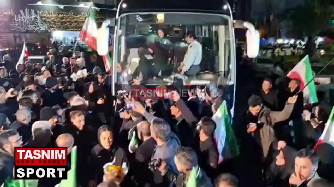 فیلم استقبال مردم از اتوبوس فوتبالیست های بانوان ایران در میدان ولیعصر تهران