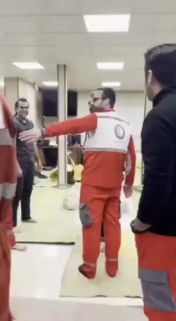 فیلم حضور پژمان جمشیدی در کنار نیروهای هلال احمر