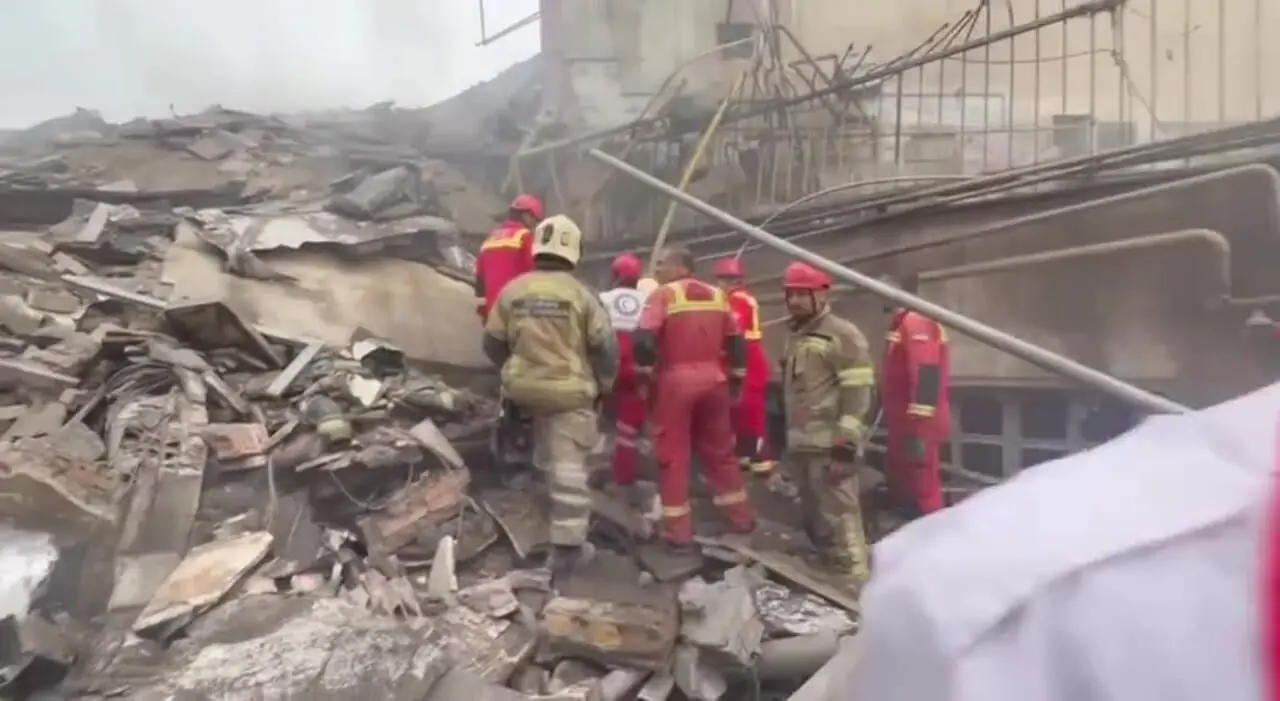 فیلم لحظاتی حساس با امدادگران هلال احمر در امدادرسانی به هموطنان آسیب دیده از حملات هوایی