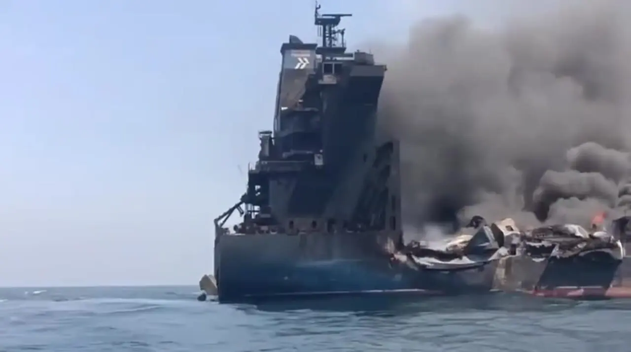 انتشار فیلم لحظات آتش‌ سوزی یک کشتی در تنگه هرمز /ادعای هدف قرار گرفتن شناور متخلف