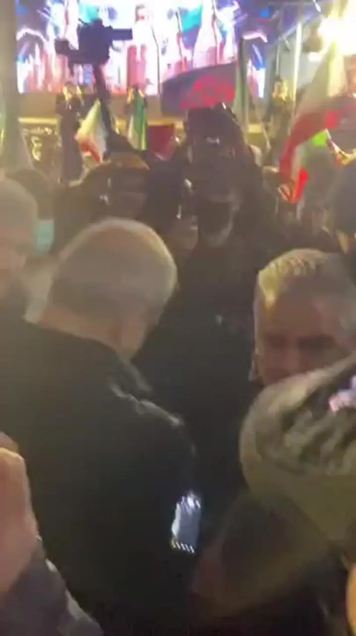 بدون واسطه و در دل مردم؛ تصاویری از حضور میدانی پزشکیان در تجمعات امشب + فیلم