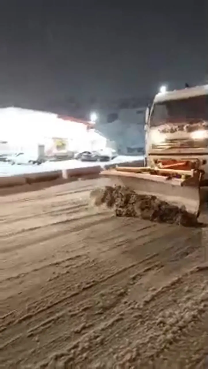 فیلم بارش برف و باران در محور کرج کندوان؛ برف‌ روبی و نمک‌ پاشی راهداران در تونل کندوان