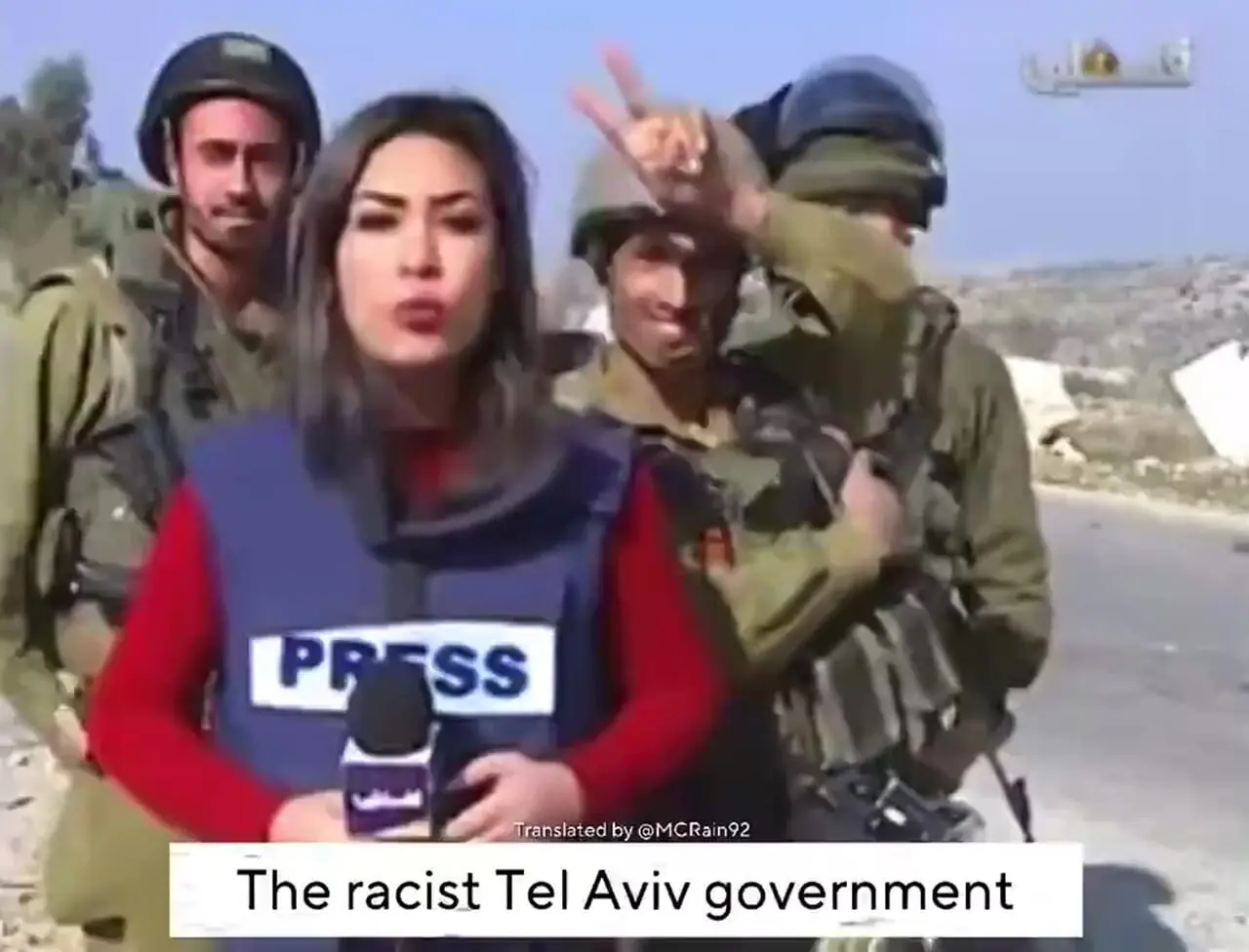 فیلم بی شرمی سربازان اسرائیلی  با خبرنگار زن! / آزار خانم خبرنگار جلوی دوربین تلویزیونش /  ماجرای رفتار گستاخانه ای که رسانه‌ها را شوکه کرد