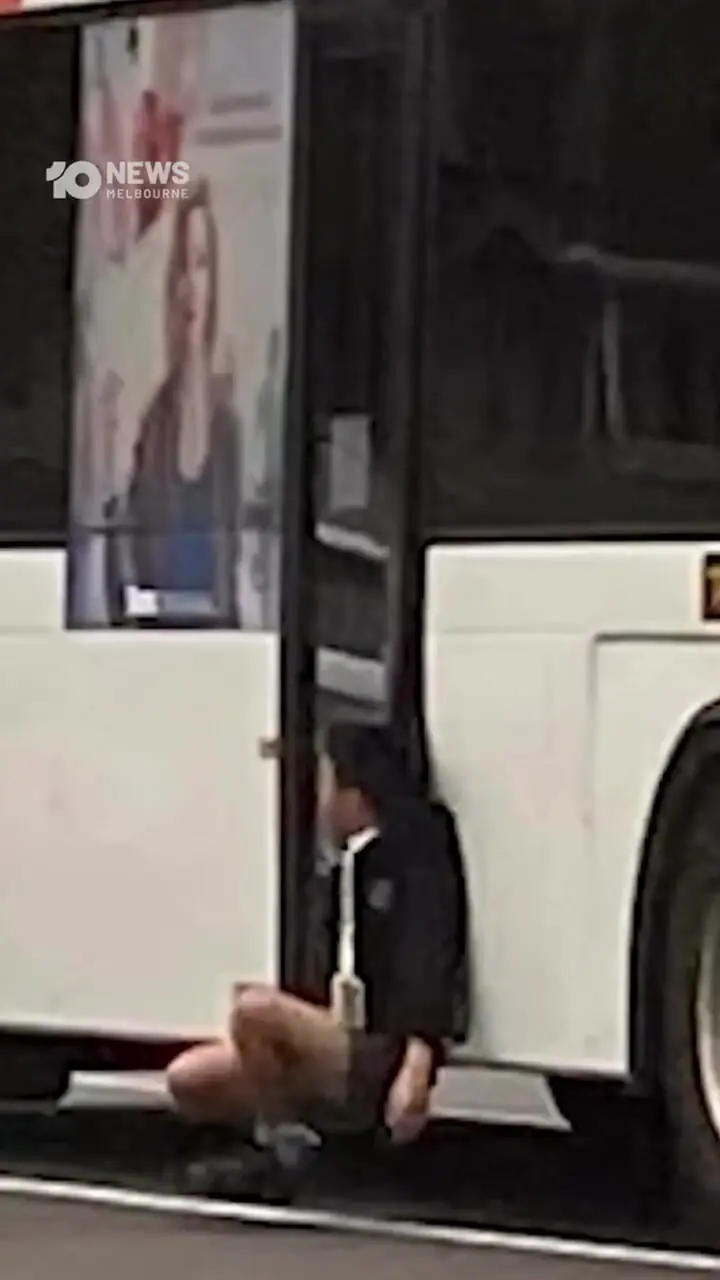 قصور کشنده در شرکت اتوبوسرانی / راننده‌ای که جان مسافر را به خطر انداخت + فیلم