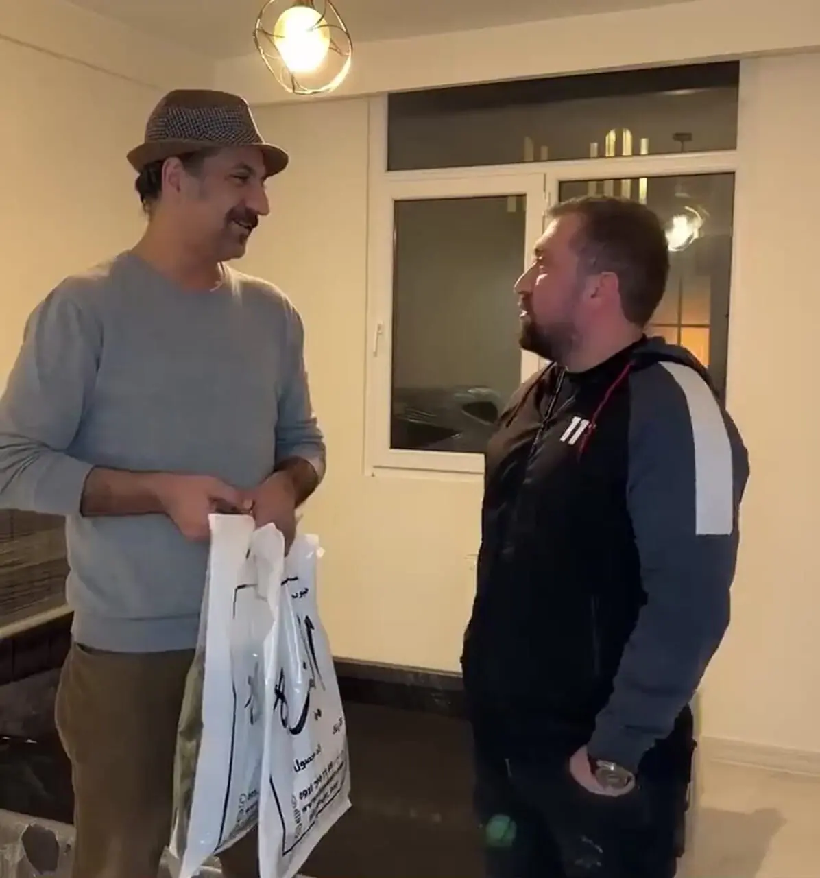 فیلم / نگاهی به چیدمان خانه محمد نادری تازه داماد و بازیگر داعشی سریال بیگانگان/دیزاین اتاق خواب به سلیقه تازه عروس با تم رنگی مونوکروم