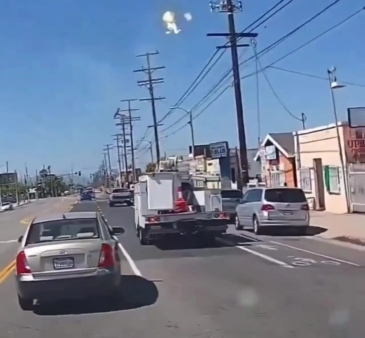 فیلم لحظه برخورد یک هواپیما با سیم های برق