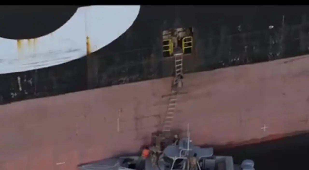 اولین تصاویر از توقیف کشتی‌های کانتینربر متخلف در تنگه هرمز  توسط رزمندگان نیروی دریایی سپاه