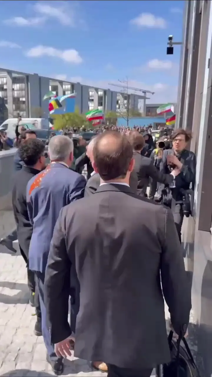 فیلم/ پرتاب سس خرسی به سمت رضا پهلوی در برلین