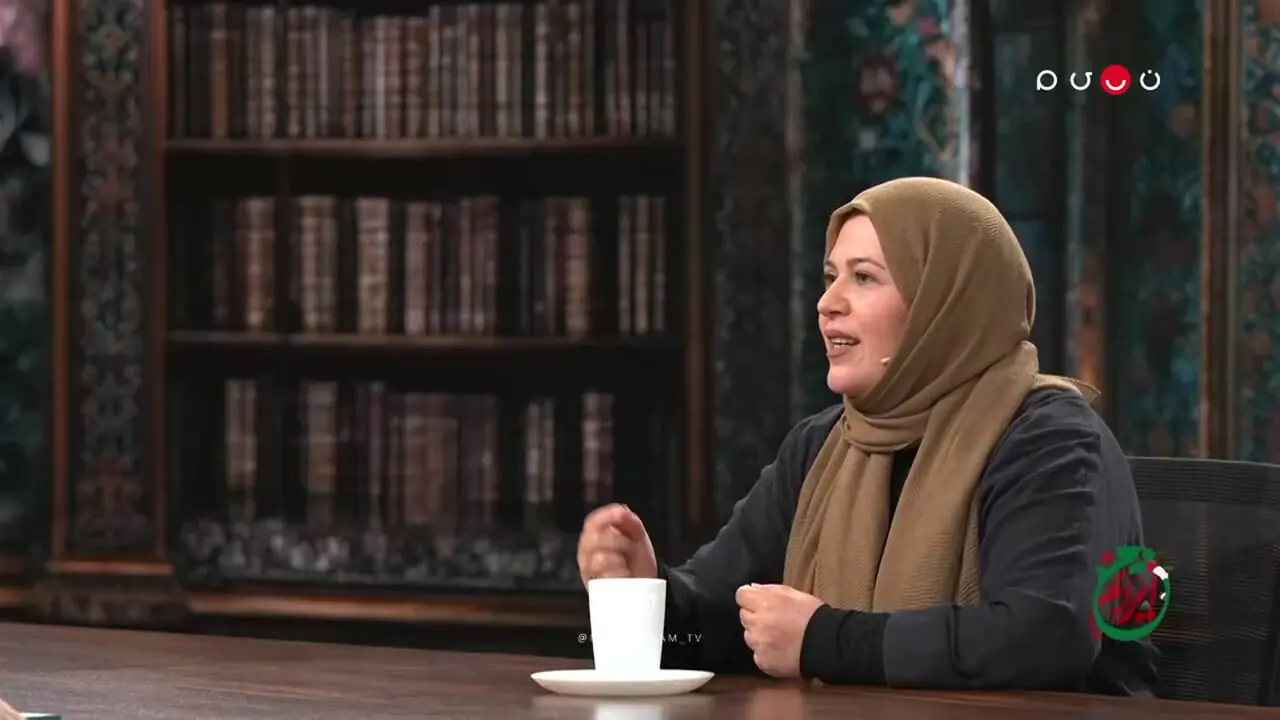 فیلم/ گیتی قاسمی بازیگر سریال اجل معلق : موقع ظرف شستن هم رجزخوانی مهدی رسولی و محسن چاوشی را گوش می‌دهم!