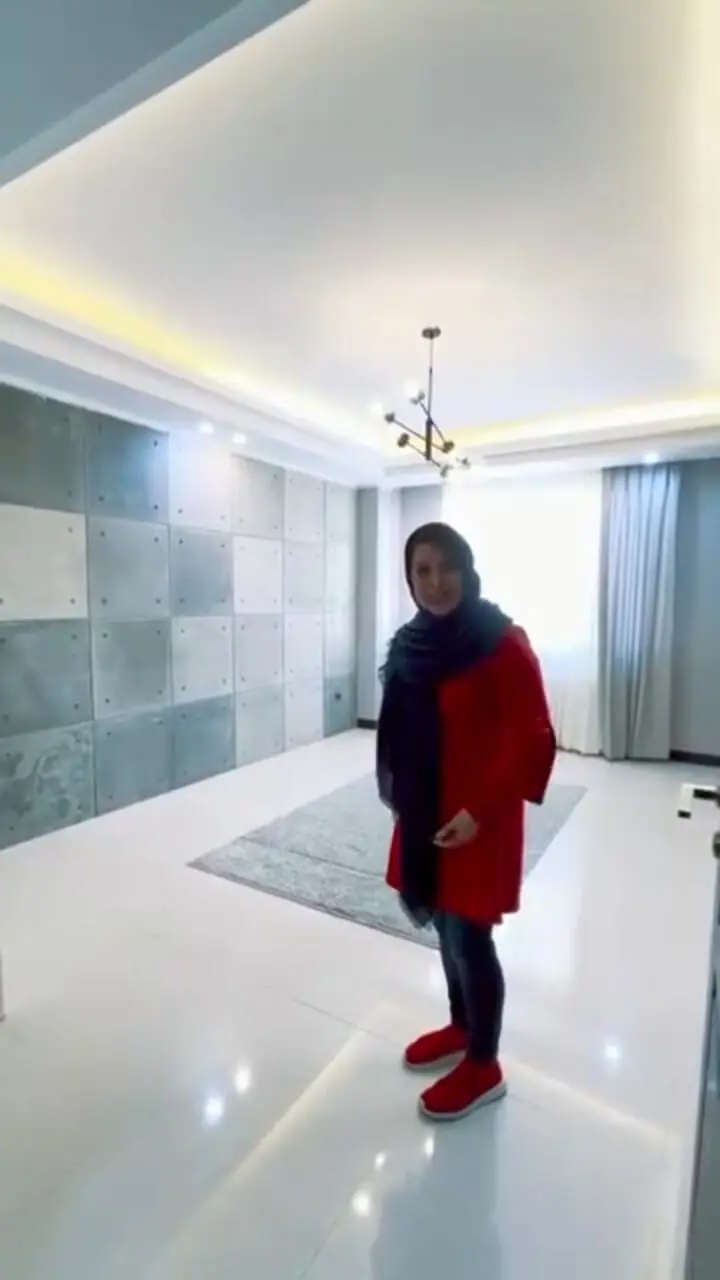 فیلم/ نگاهی به چیدمان منزل شیک و مجلل کمند امیر سلیمانی / از مبلمان مدرن و پرده‌های حریر تا اتاق خواب لاکچری و