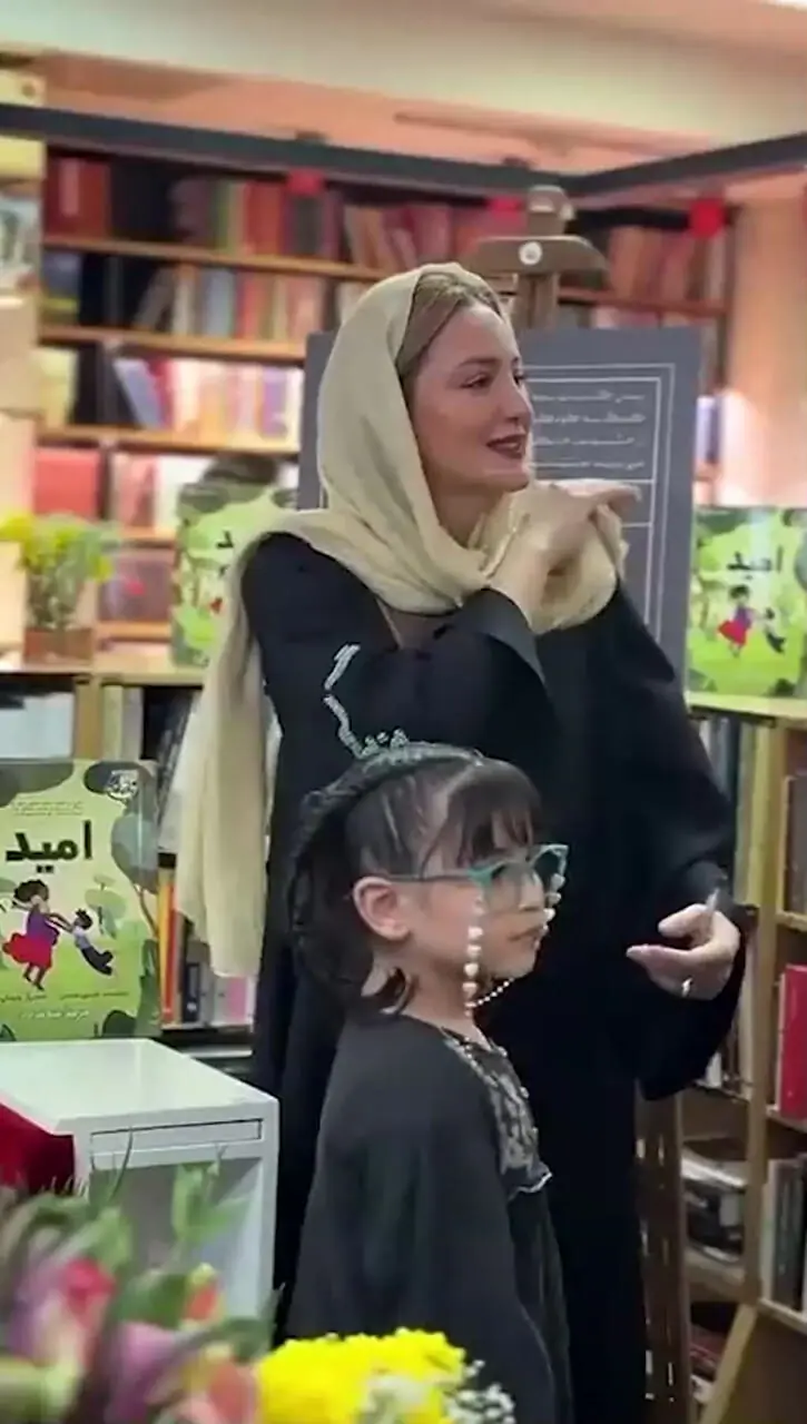 فیلم نگاهی به استایل مجلل و ایرانی پسند شیلا خداداد در جشن امضای کتاب اُمید/ لباسی اشرافی مزین شده با اشعار مولانا و جواهردوزی با 3000 کریستال