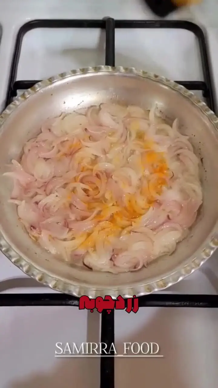 طرز تهیه نیمرو پیازداغ صبحانه سالم و ساده / فیلم