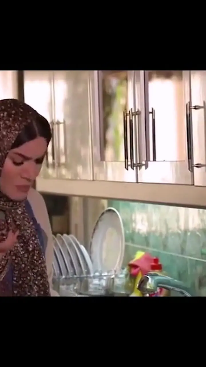 نگاهی به چیدمان منزل متین ستوده ستاره سریال زمانه و کامران تفتی / از سرسبزی آشپزخونه تا ست میزنهارخوری چوبی و آیینه شمعدان عقد