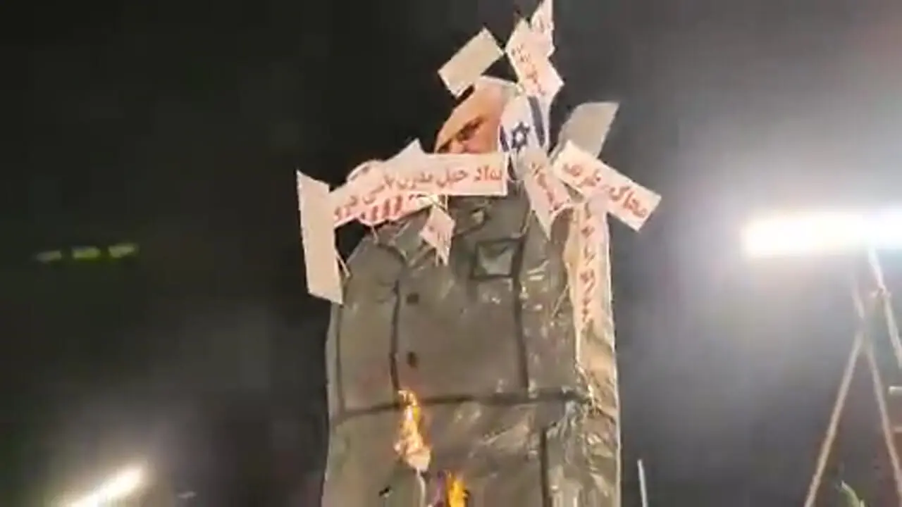  آتش زدن ماکت محمدجواد ظریف در گرگان