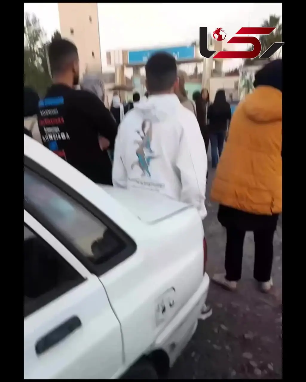 فیلم از لحظه حضور مادر داغدیده ایلیا کوچولو و مردم جلوی زندان رشت در زمان اعدام قاتل / عکس ایلیا نقش بسته روی لباس مادر و مردم / دلهایی که آرام نمی شوند