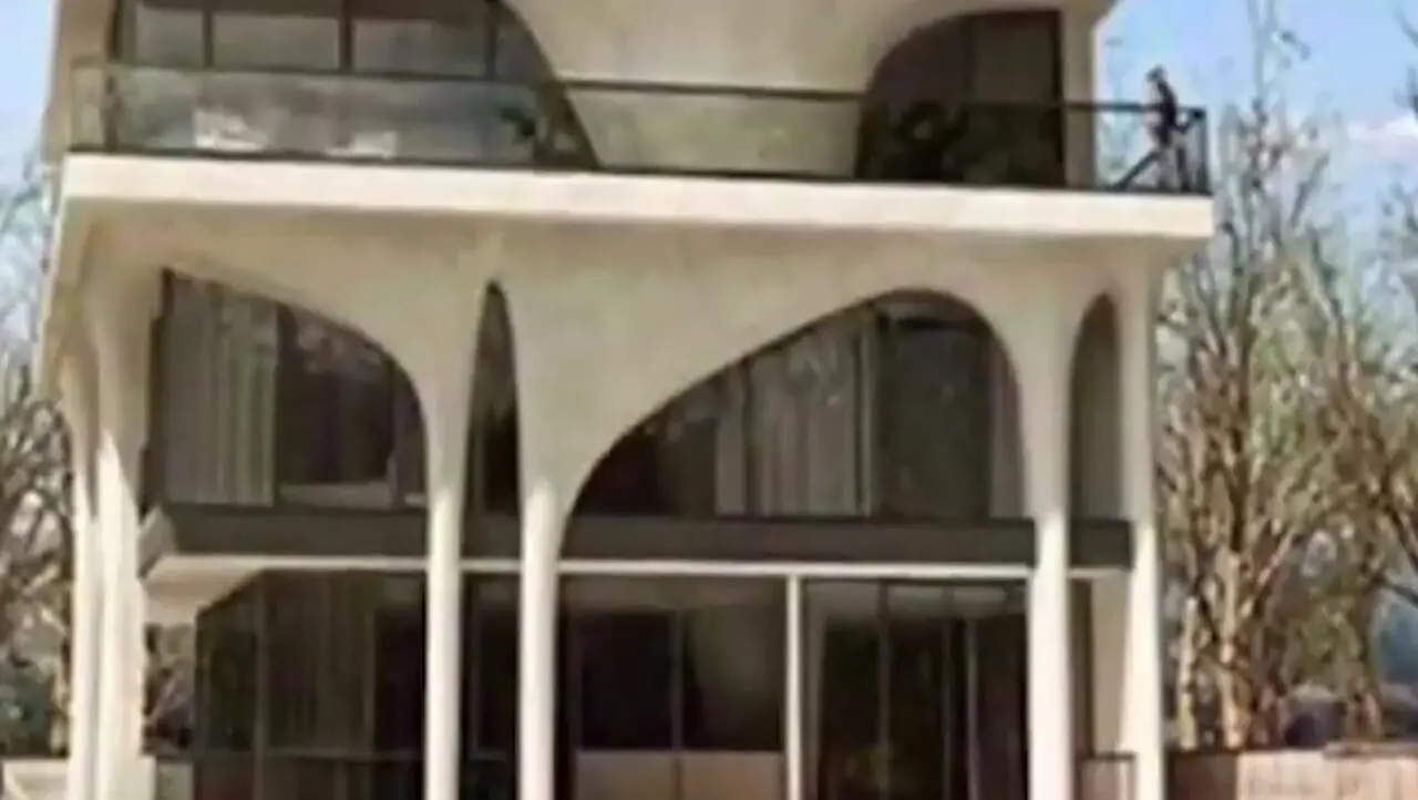 فیلم/ دکوراسیون خیره‌کننده ویلای لاکچری حمید گودرزی، نادرِ سریال دلدادگان که برنده جایزه برتر معماری شد؛ از نمای مدرن و استخری رو به کوه تا تا نورپردازی‌های خیره‌کننده