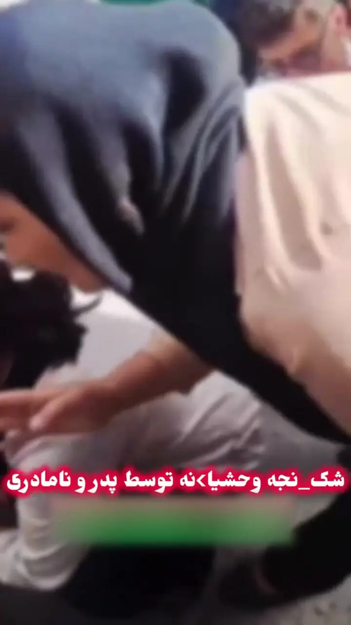 فیلم تکاندهنده از زندانی بودن یک ماهه 2 خواهر سنندجی در توالت خانه / نامادری بی رحم و پدر بی غیرت 2 دختر 7 و 15 ساله را آزار می دادند + عکس های تغییر چهره و اندام دو دختر قبل و بعد از حبس در توالت 