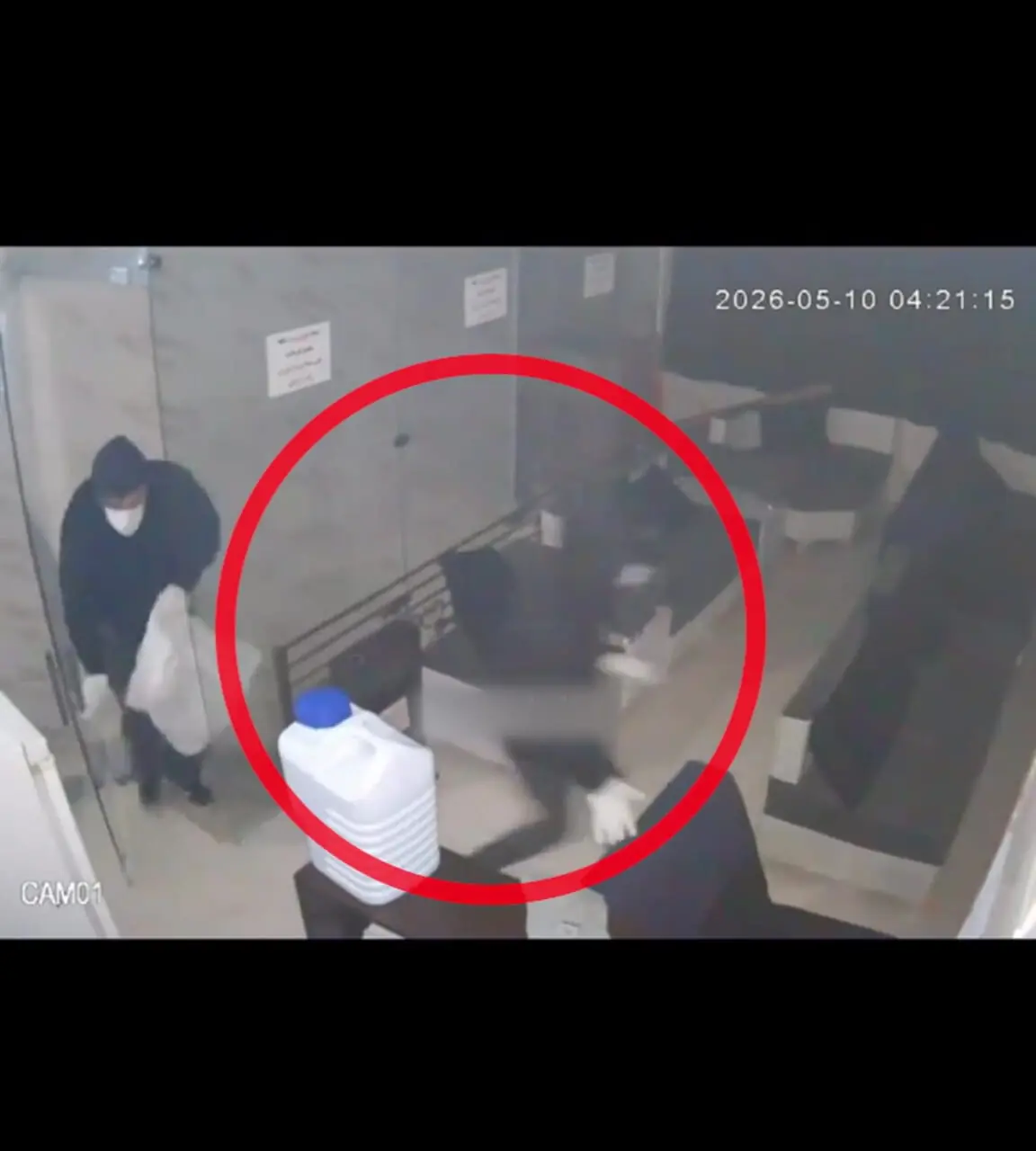 فیلم لحظه سرقت از گیم نت در فاز 6 پرند/ 2 جوان با پژو 405 متواری شدند