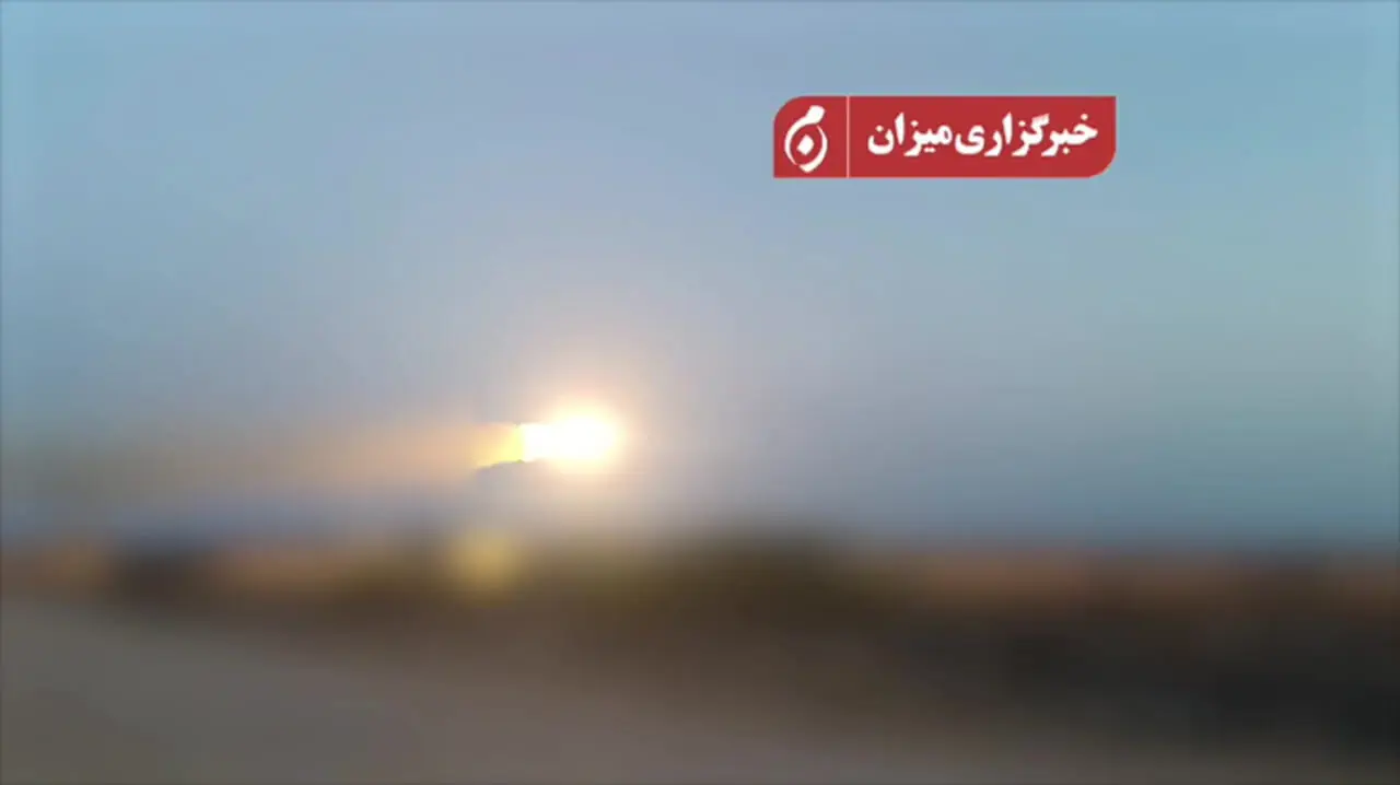 فیلم / یک ناوشکن آمریکایی در تنگه هرمز هدف قرار گرفت + اطلاعیه نیروی دریایی ارتش