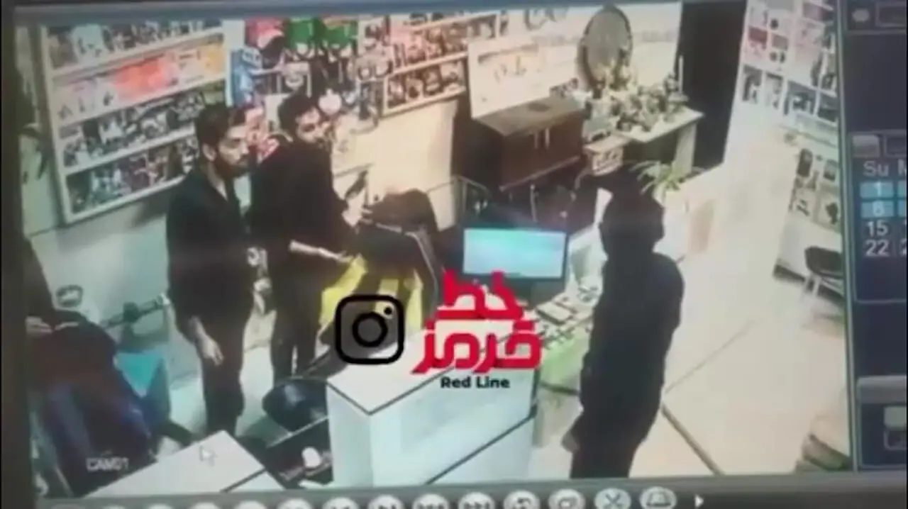 فیلم صحنه سرقت مسلحانه از نقره‌فروشی در مشهد/ چهار سارق نقابدار با 400 میلیون تومان نقره گریختند