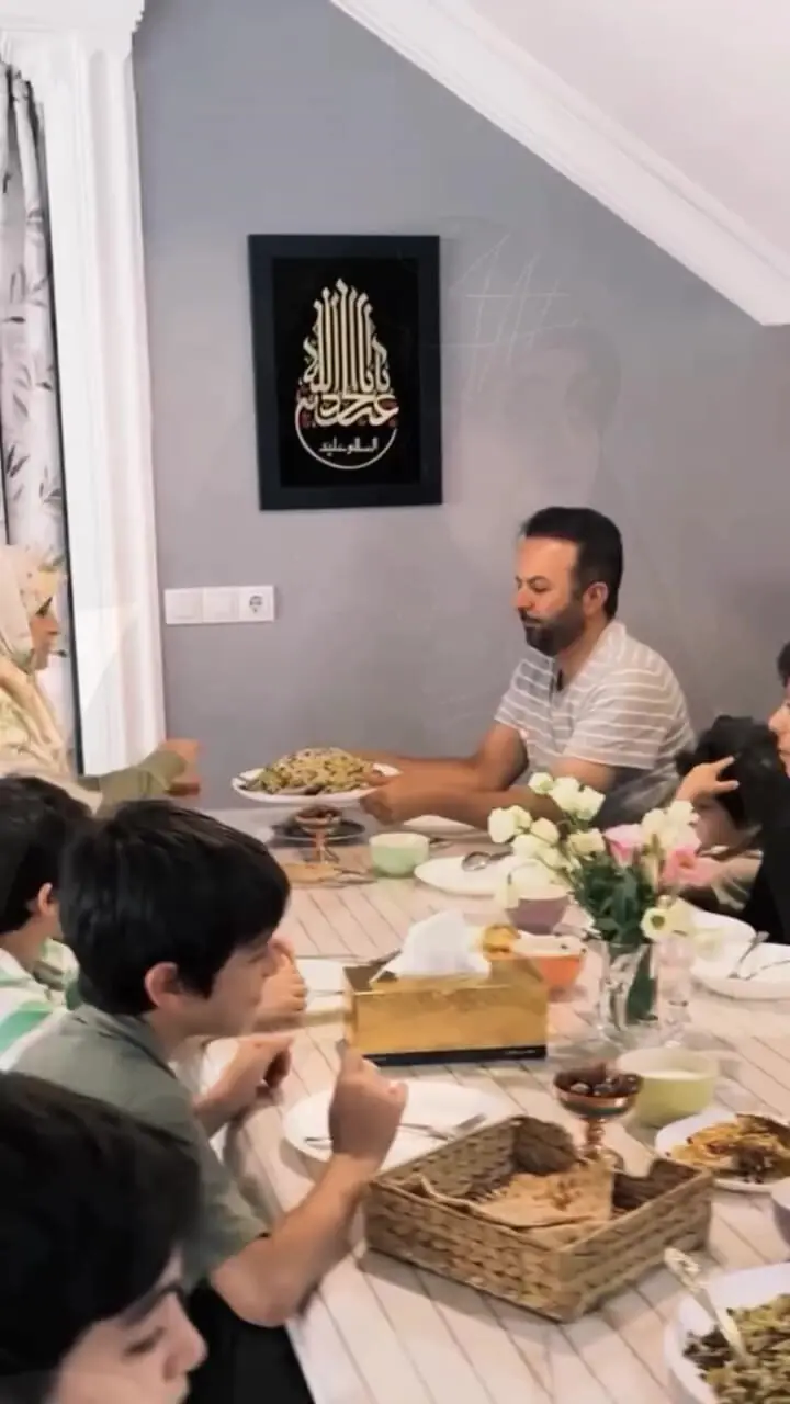 فیلم / این زن دهه هشتادی ایرانی 10 فرزند دارد / زهرا صادقی  جذاب ترین مادر ایرانی لقب گرفت / موبایل در خانه ما زیر 16 سال ممنوعه / قهر کردن ممنوعه + عکس ها و اسامی بچه های ریز و درشت