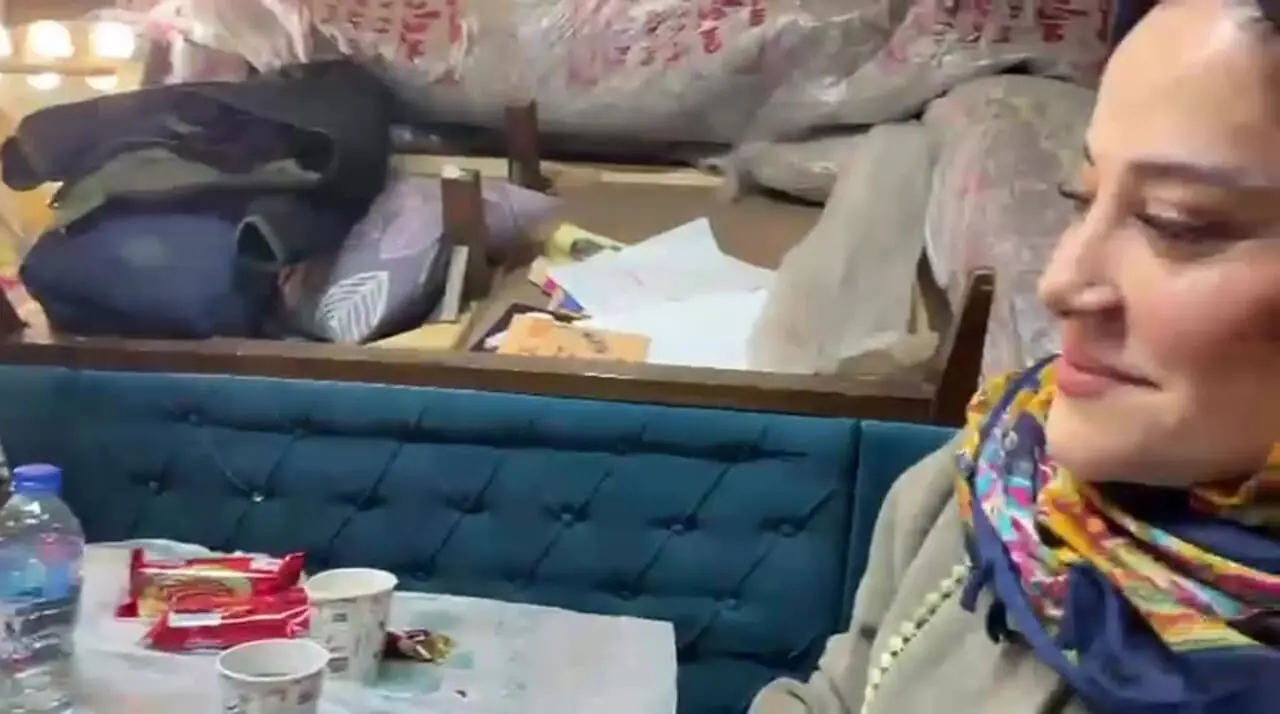 فیلم آوازخوانی لادن ژاوه وند جمیله خانم با آهنگ آغاسی در پشت صحنه سریال صفا با خانواده  / همه بازیگران و منوچهر هادی دورش جمع اند
