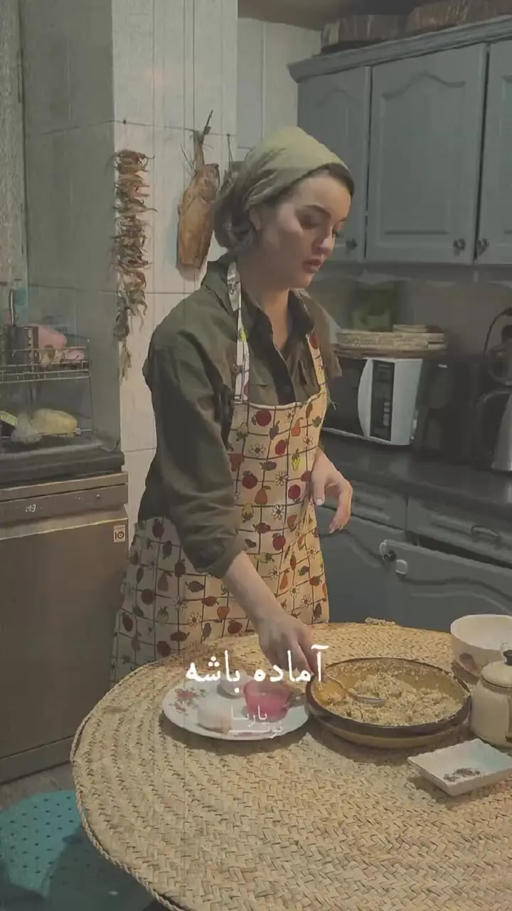 نگاهی به دکوراسیون آشپزخانه نوستالژیک نیلوفر پارسا بازیگر سریال کلینیک رویا/ ز کابینت‌های قدیمی طوسی-سبز و زیربشقابی‌های حصیری تاکتری لعابی