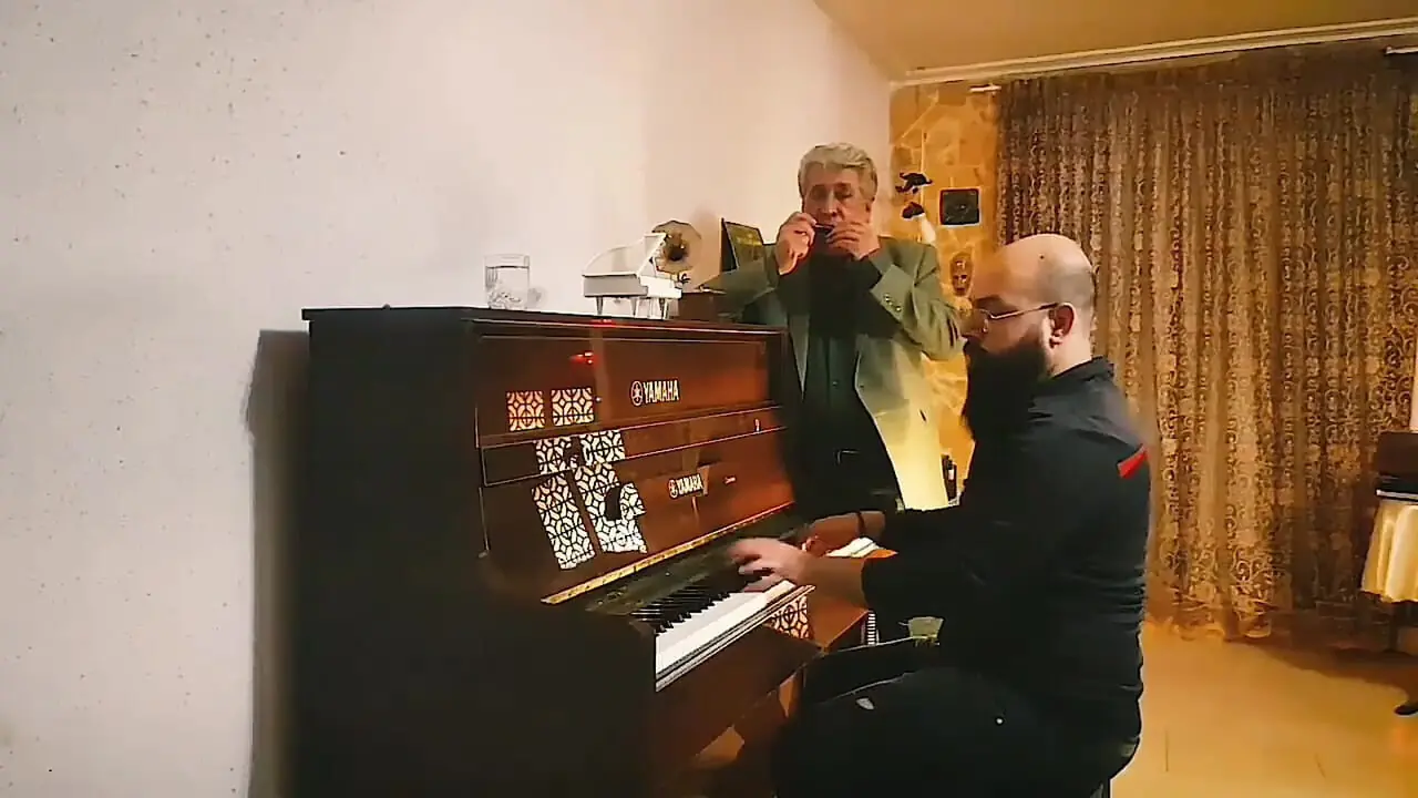 فیلم وداع تلخ و جگرسور عاطفه رضوی با بهروز رضوی برادر عزیزتر از جانش/ من میخواهم تا آخر دنیا تماشات کنم / روحش شاد