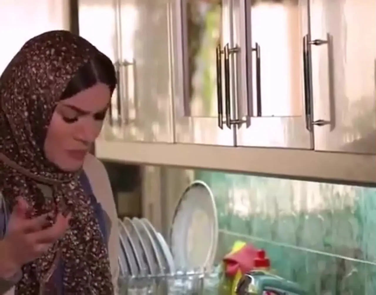 فیلم/ آشپزخانه شیک و چشم نواز متین ستوده قبل از ازدواج با کامران تفتی؛ ترکیب کابینت های سفید و گل های رنگارنگ