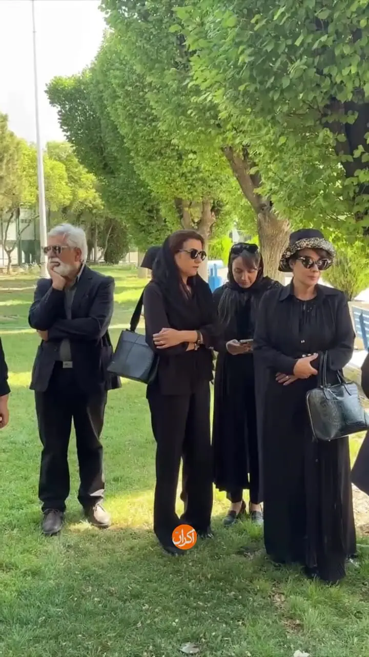 فیلم حضور عاطفه رضوی و حسین پاکدل در مراسم تشییع بهروز رضوی