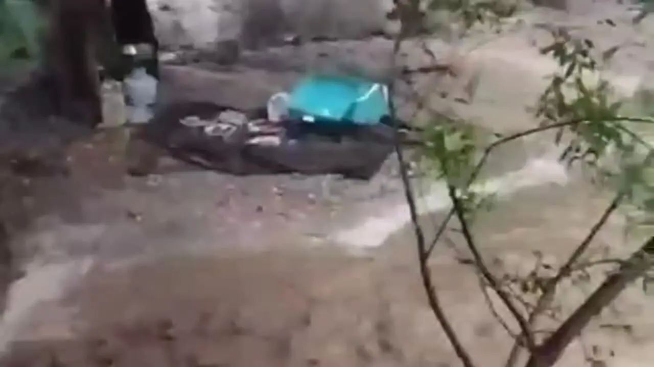 نجات خانواده پنج نفره از سیلاب در اخلمد + فیلم