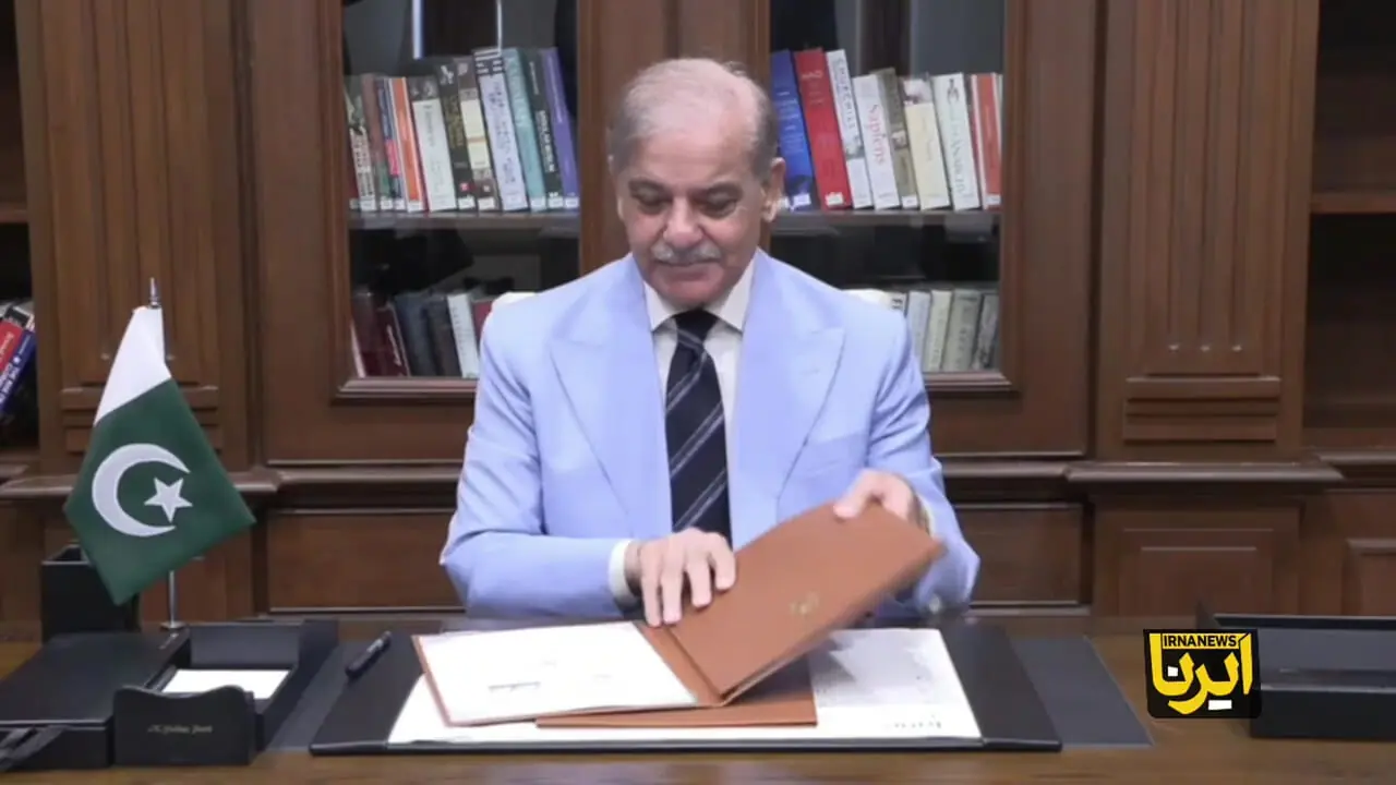 نخست وزیر پاکستان، به عنوان میانجی، یادداشت تفاهم اسلام آباد را امضا کرد + فیلم